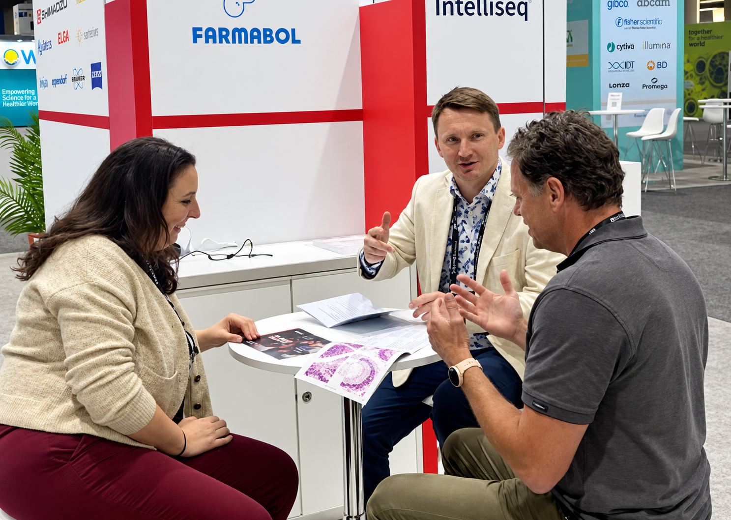Rozmowy o produktach i współpracy przy stoisku Farmabol